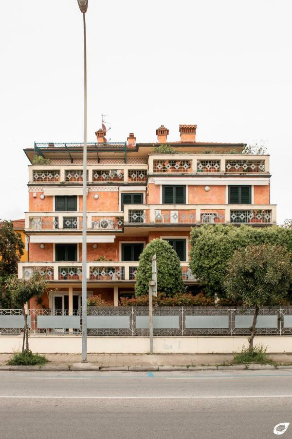 2-Bedroom Apt, With Balcony & Aircondition - 50 M From The Beach Marina di Pietrasanta Kültér fotó