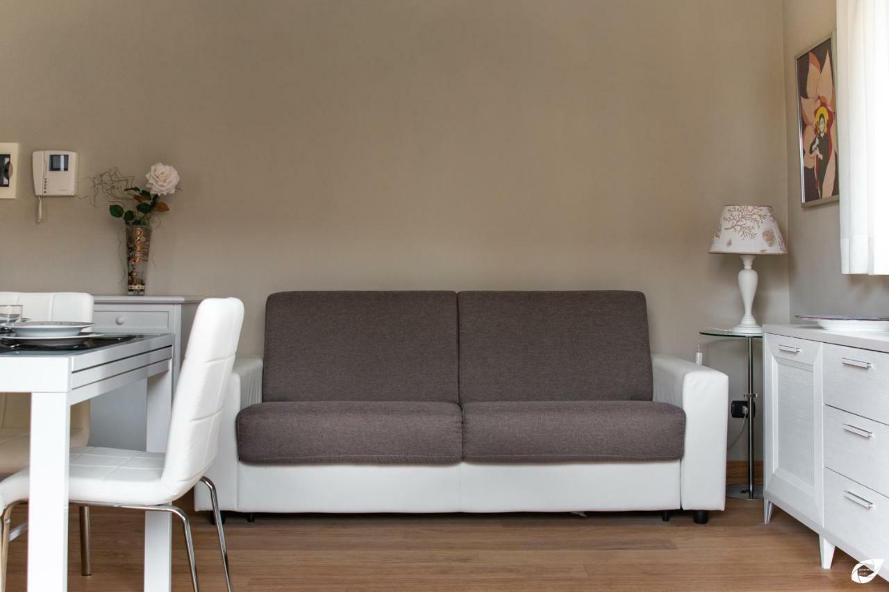 2-Bedroom Apt, With Balcony & Aircondition - 50 M From The Beach Marina di Pietrasanta Kültér fotó