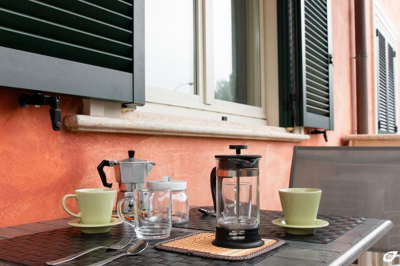 2-Bedroom Apt, With Balcony & Aircondition - 50 M From The Beach Marina di Pietrasanta Kültér fotó