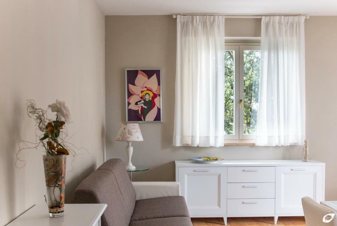 2-Bedroom Apt, With Balcony & Aircondition - 50 M From The Beach Marina di Pietrasanta Kültér fotó