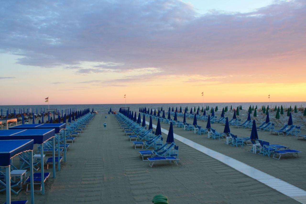 2-Bedroom Apt, With Balcony & Aircondition - 50 M From The Beach Marina di Pietrasanta Kültér fotó
